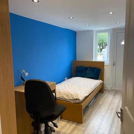 One Bedroom In Spacious Bungalow, Free Parking & Private Entrance Edimburgo Exterior foto