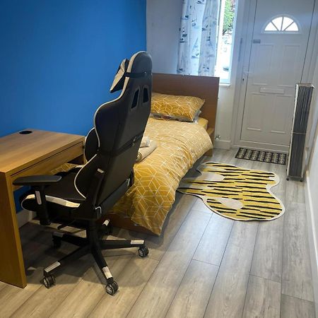 One Bedroom In Spacious Bungalow, Free Parking & Private Entrance Edimburgo Exterior foto