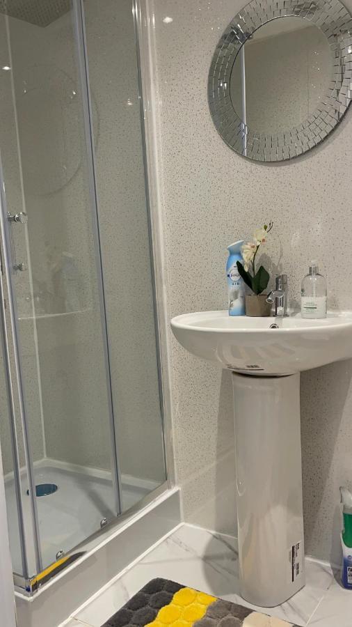 One Bedroom In Spacious Bungalow, Free Parking & Private Entrance Edimburgo Exterior foto