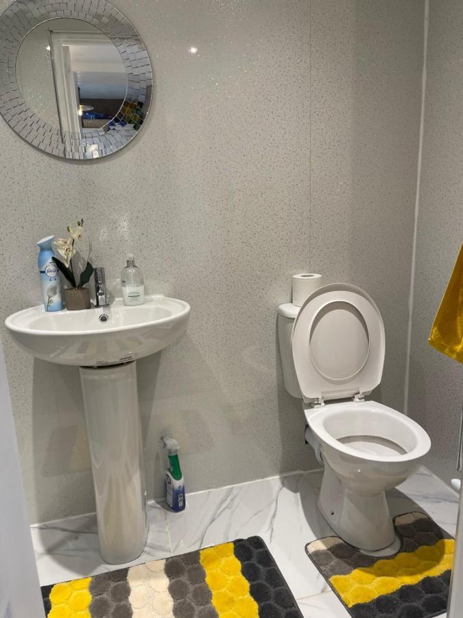 One Bedroom In Spacious Bungalow, Free Parking & Private Entrance Edimburgo Exterior foto