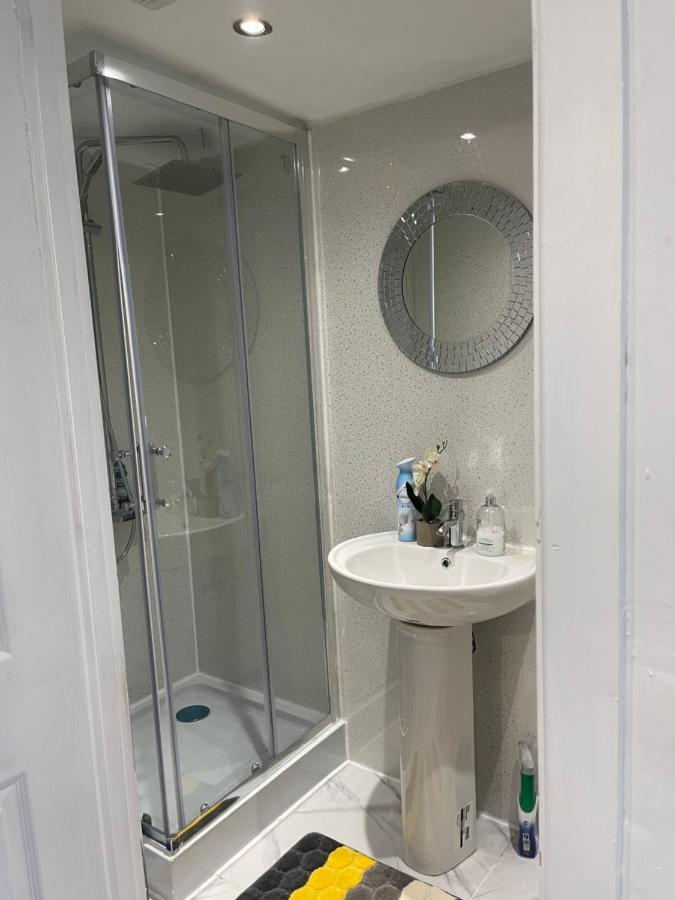 One Bedroom In Spacious Bungalow, Free Parking & Private Entrance Edimburgo Exterior foto