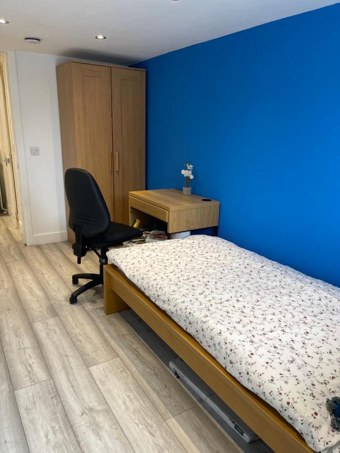 One Bedroom In Spacious Bungalow, Free Parking & Private Entrance Edimburgo Exterior foto
