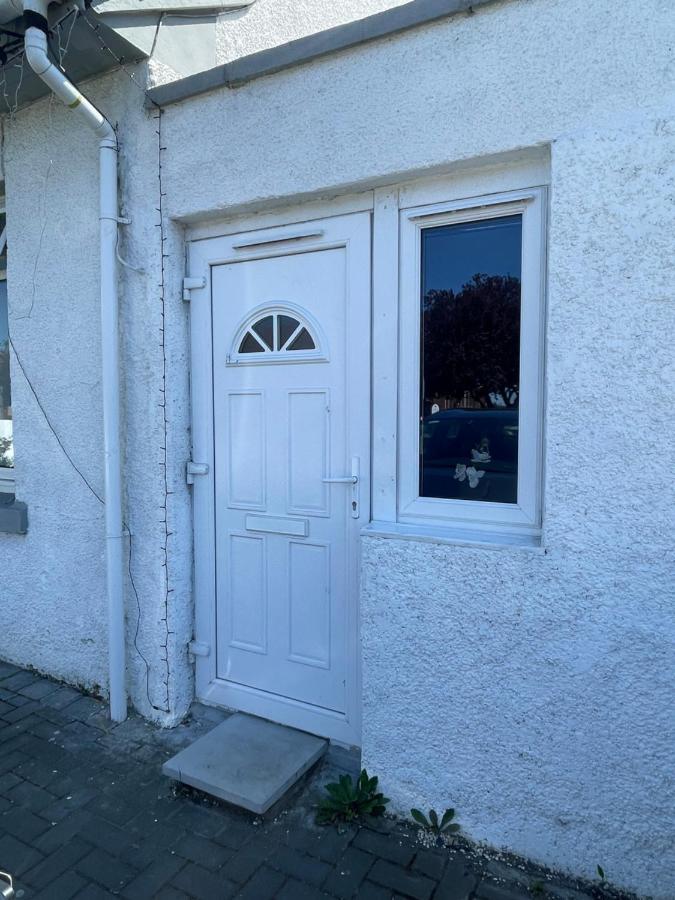 One Bedroom In Spacious Bungalow, Free Parking & Private Entrance Edimburgo Exterior foto