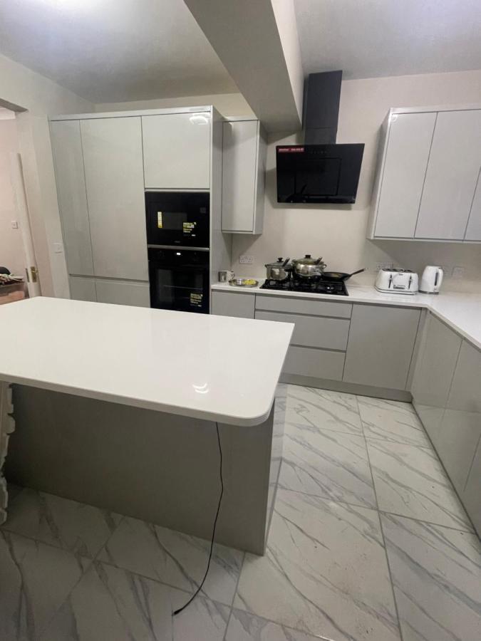 One Bedroom In Spacious Bungalow, Free Parking & Private Entrance Edimburgo Exterior foto