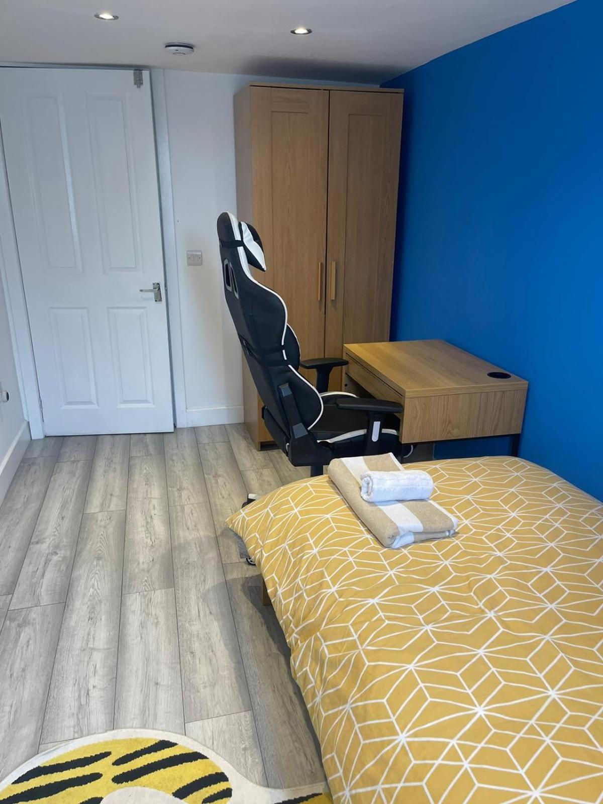 One Bedroom In Spacious Bungalow, Free Parking & Private Entrance Edimburgo Exterior foto