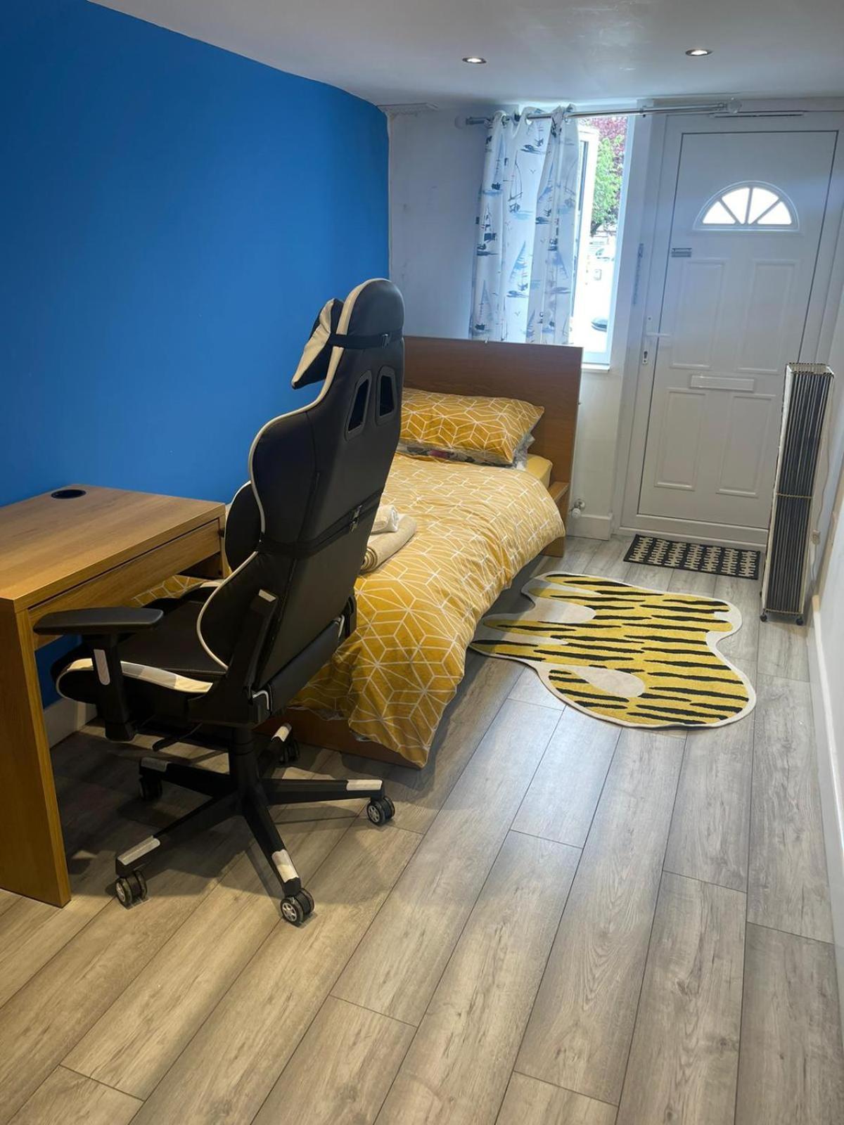 One Bedroom In Spacious Bungalow, Free Parking & Private Entrance Edimburgo Exterior foto